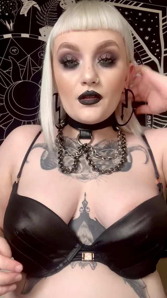 Jacqueline Hyde titty reveal