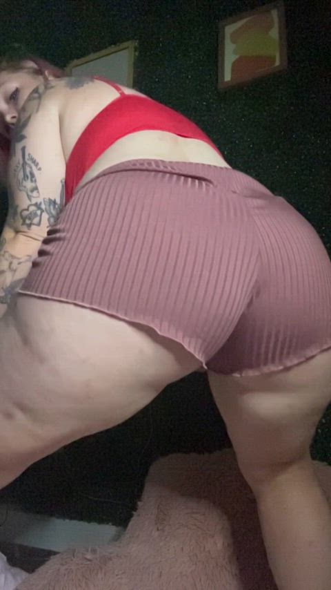 I bet I have a fatter ass than her 😂 I hope you’re horny…