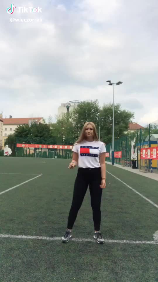 Do której zazwyczaj śpicie w wakacje ? #dance #tiktok #polishgirl #friends #comedy