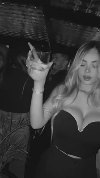 Big Tits Blonde Busty clip