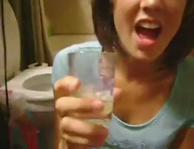 Amateur drinks cum from glass while taking a fresh load