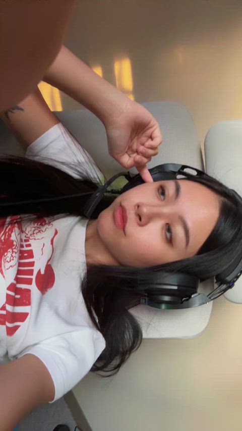 amateur asian babe cute gamer girl onlyfans petite solo amateur-girls legal-teens