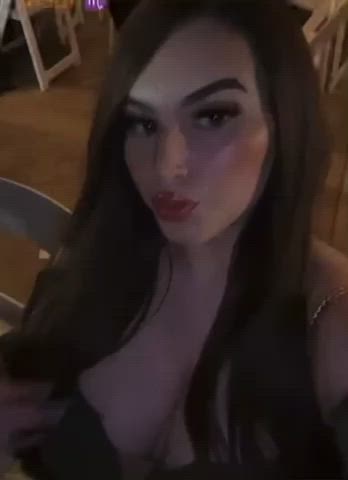 Cleavage Latina MILF clip