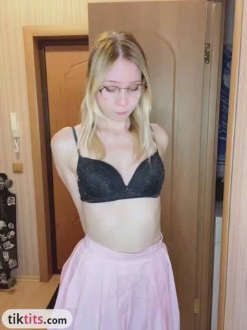 Cute Naked Teen clip