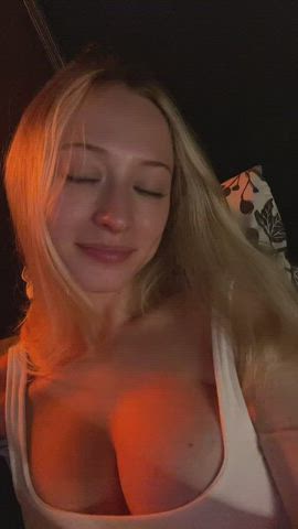 ahegao big tits blonde boobs busty natural tits tank top tiktok tits clip