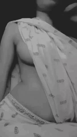 Sexy babe showing off her underboob in saree