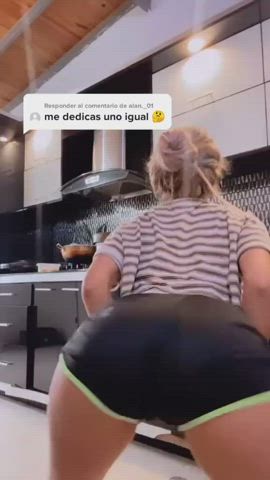 Bouncing Latina Shaking Twerking clip