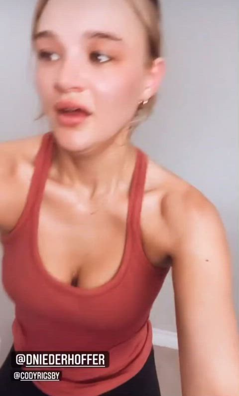 cleavage joey king sister clip