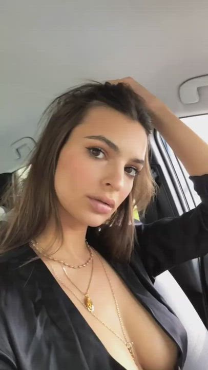 Emily Ratajkowski clip