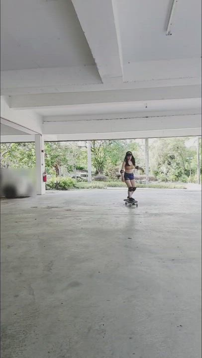 Skateboarding + flashing boobs 😍