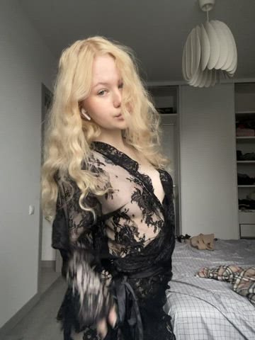 blonde curly hair onlyfans clip