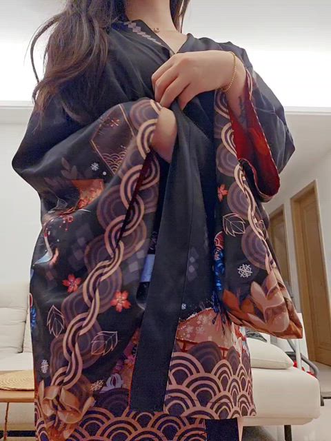 Opening my kimono up because my asian pussy is just so subby 