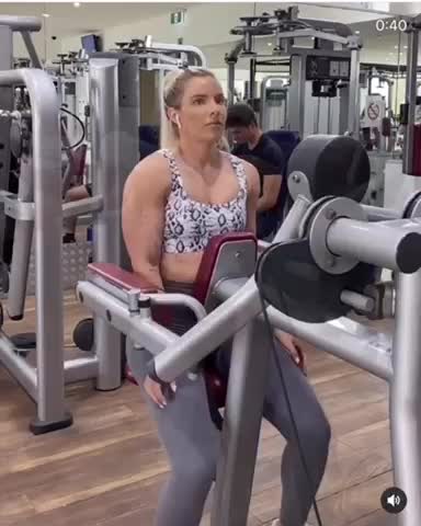 Sexy and thick Australian body builder works out and looks sexy