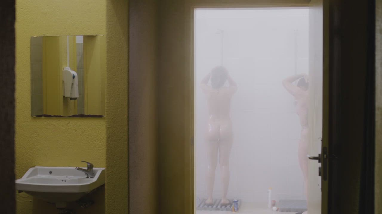 Bathroom Boobs Portuguese clip