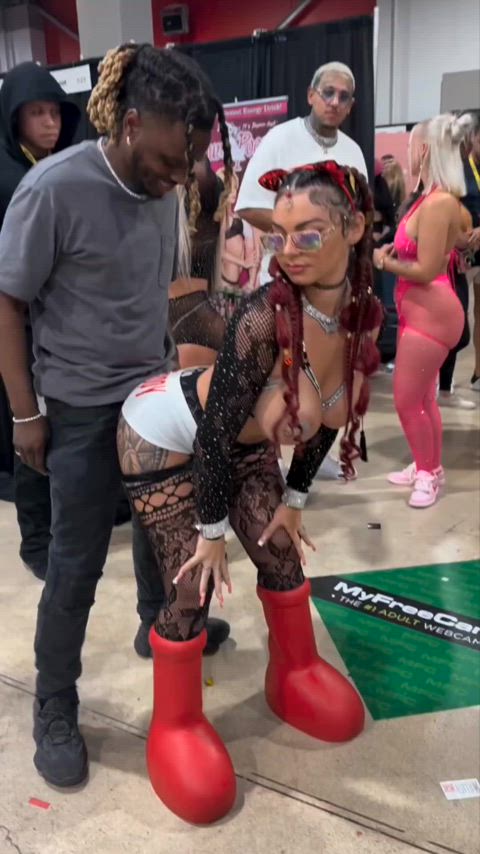 convention face smothering twerking clip