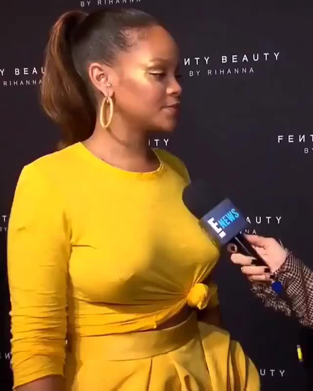 RihannaYellowDress