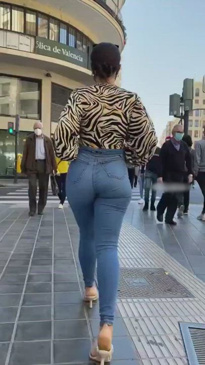 Flashing in the middle of the street