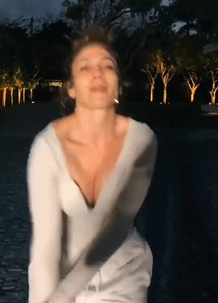 Jennifer Lopez - Shaking Boobs