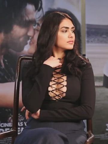 Mrunal Thakur Huge jugs