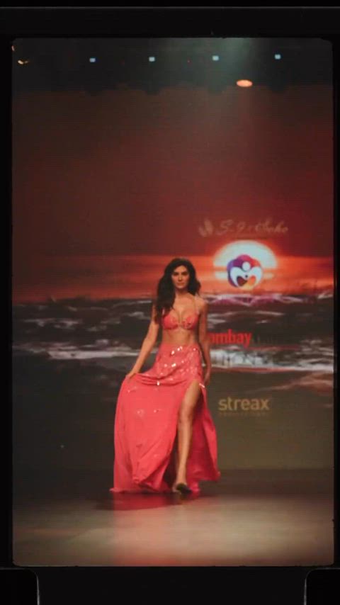 Showstopper Elnaaz Norouzi