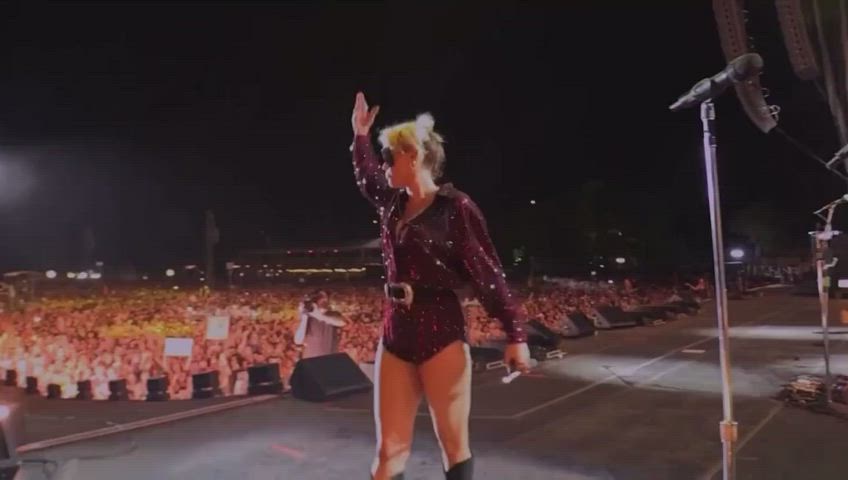 Flashing Miley Cyrus Nipslip clip