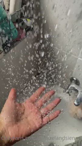 Lips Shower Wet clip