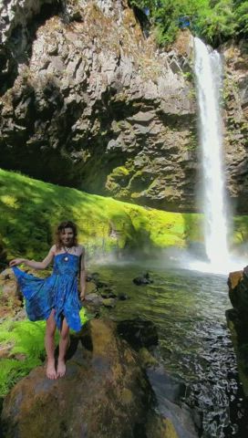 Twirling and twerking by a waterfall😋💦