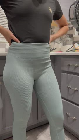 ass latina yoga pants girls-in-yoga-pants clip
