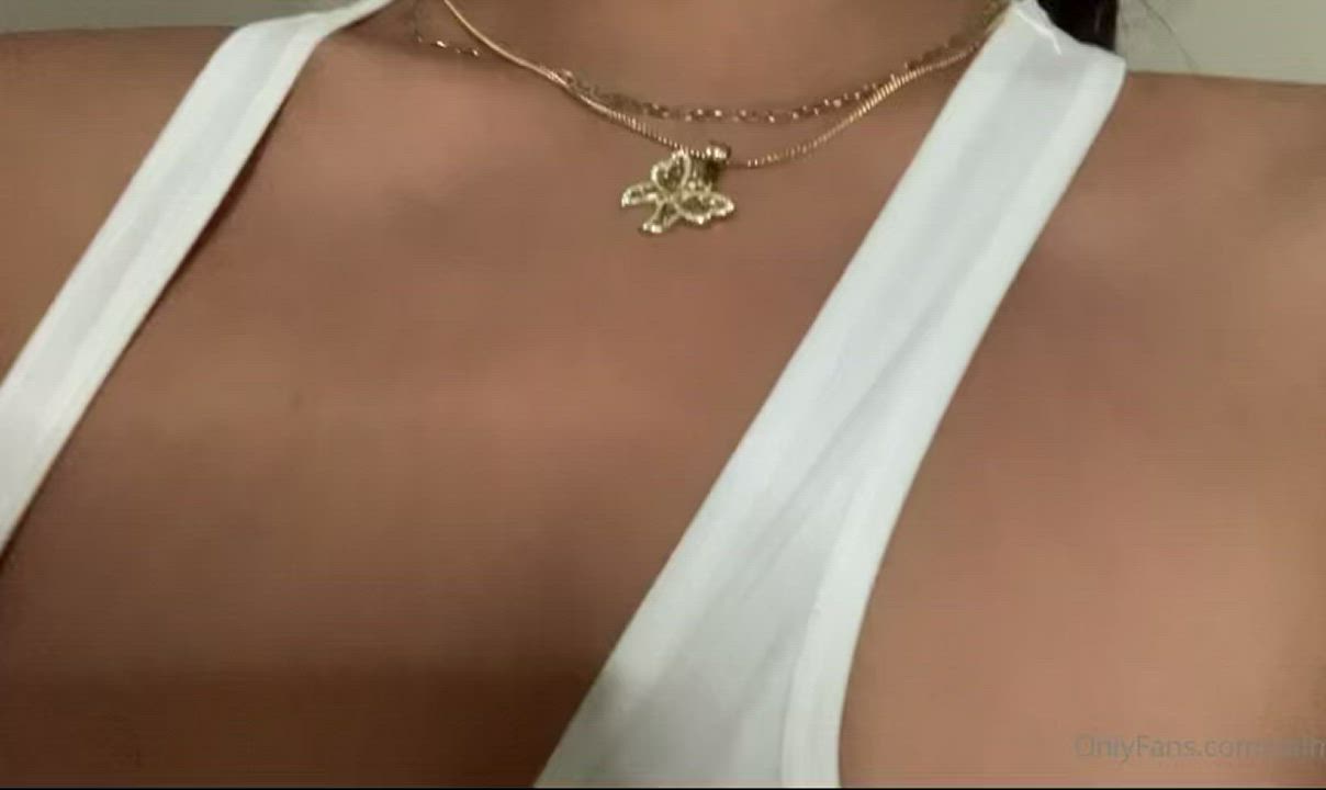 Bouncing Tits Brunette Latina clip