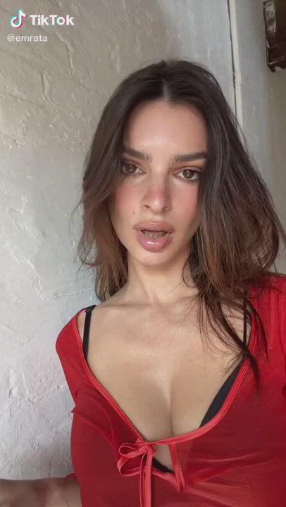 Emily Ratajkowski clip