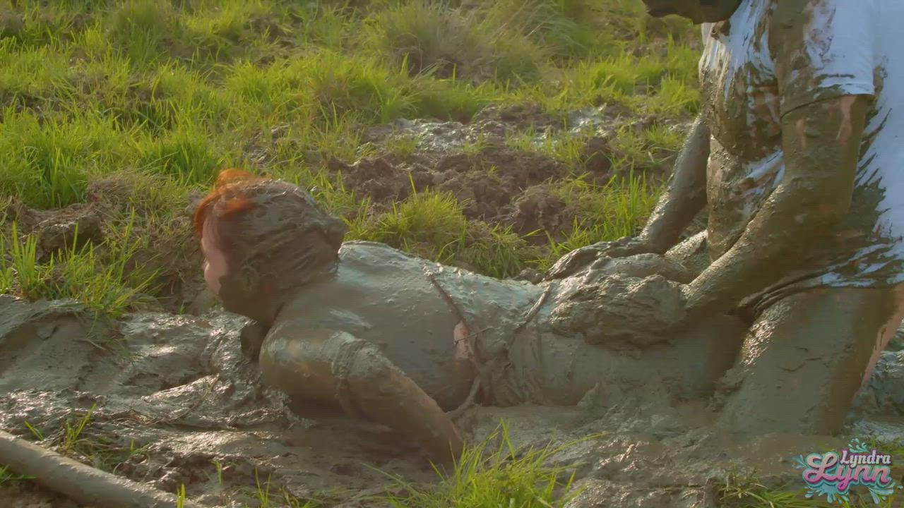 Lara Croft (Cosplay) fucked in mud