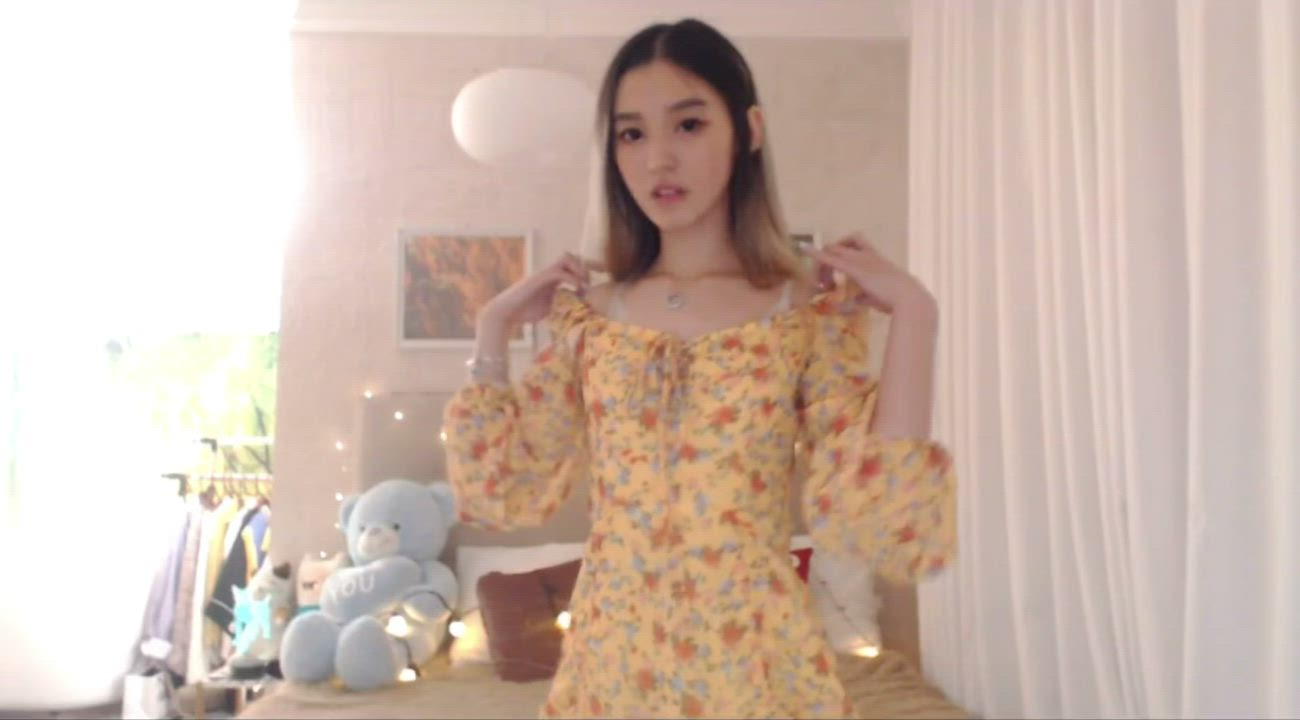 Asian Cute Gamer Girl clip