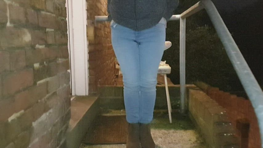 I had a pee break on my doorstep earlier, I didn't take my jeans off though ;)