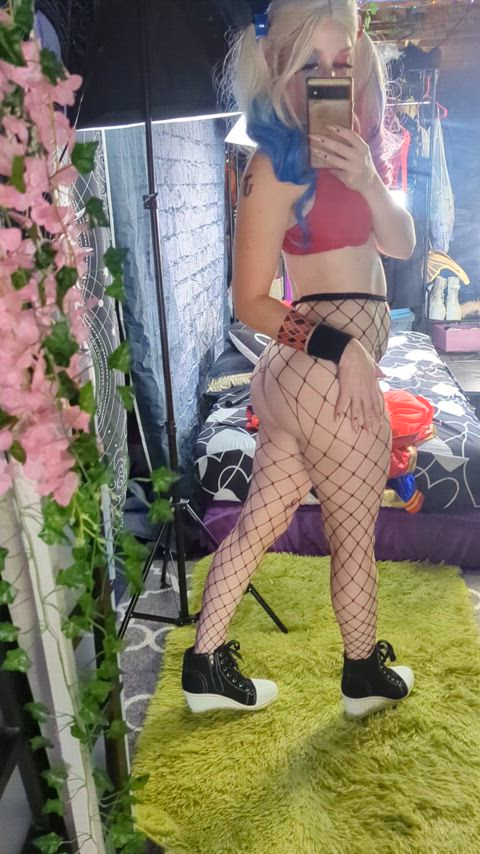 ass big ass blonde comics cosplay costume fishnet harley quinn hourglass tight ass