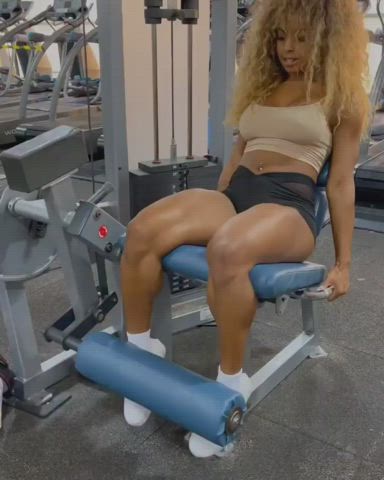 Qimmah Russo workin legs and ass