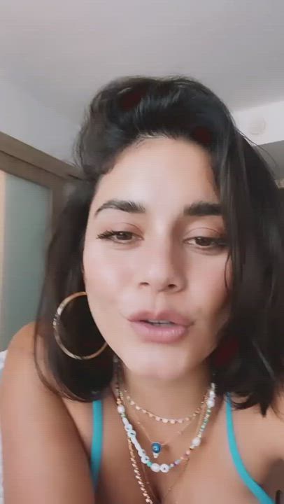 Cleavage Natural Tits Vanessa Hudgens clip