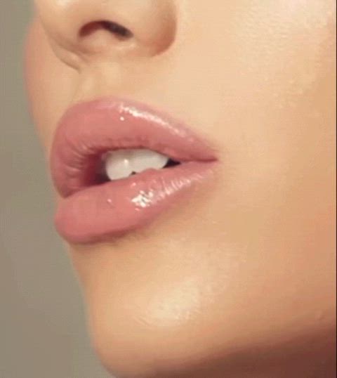 Her lips get me so horny