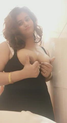 Chubby Desi babe showing her huge tits link in comment