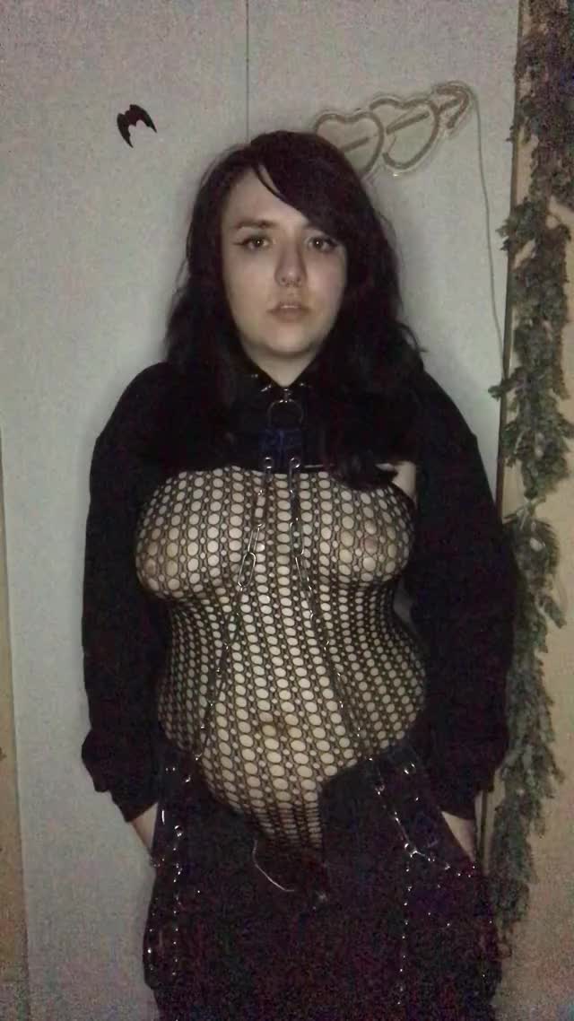 Goth girl shows butt