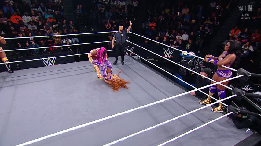 Naomi getting payback by putting her huge ass in Jakara's face!