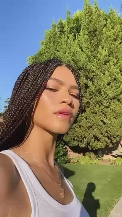 Celebrity Cute Zendaya clip