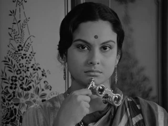 Charulata-1964-GIF-00-10-06-Madhabi-Mukherjee-binoculars