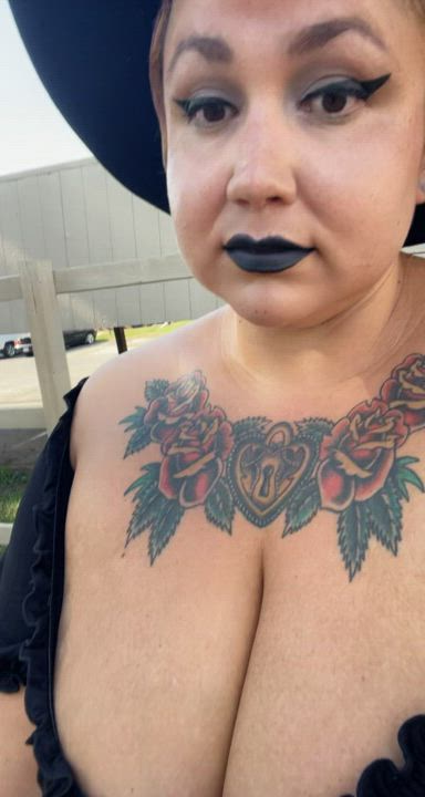 BBW Cleavage Goth Jiggling MILF SSBBW clip