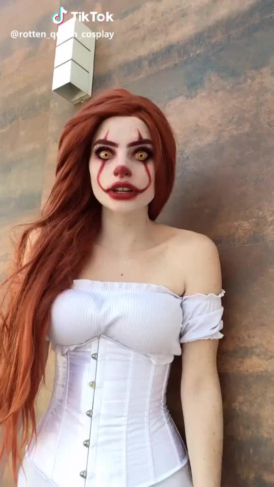 You will float too!! #pennywise #pennywisecosplay #cosplay #cosplayer #cosplayecontest