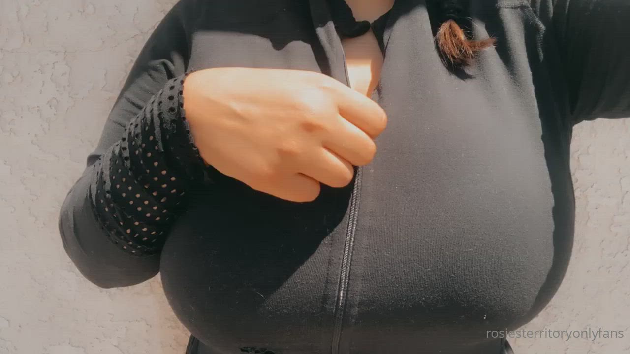 Big Tits Latina Public clip