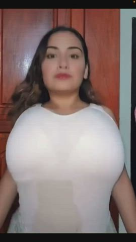 busty huge tits jiggling clip