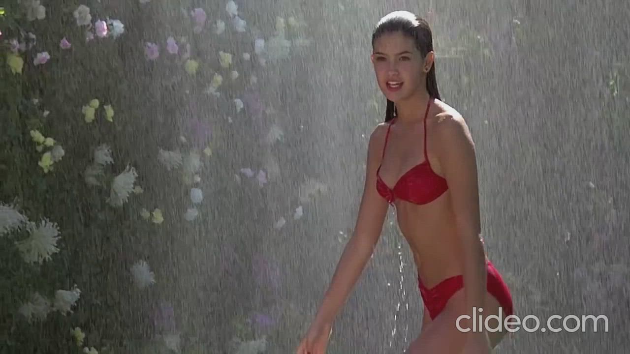 Beautiful Phoebe Cates famous bra open video link in comments