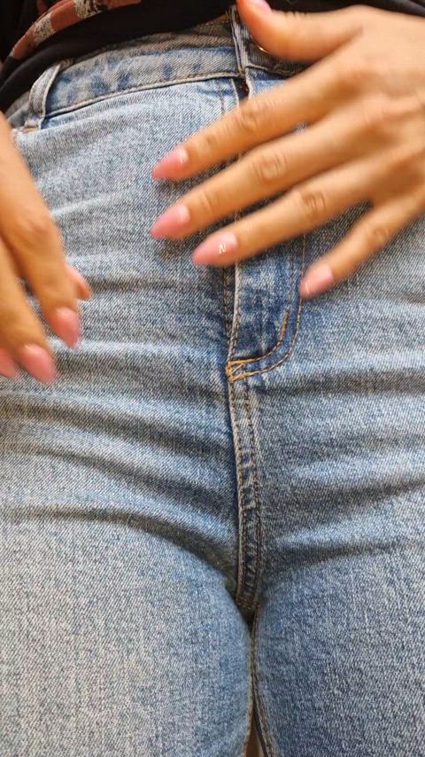 Unbuttoning my jeans before a good meal {f}