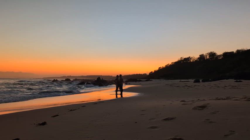 beach outdoor silhouette exposed-in-public on-all-fours onlyfans-creators real-outdoor-enjoyers