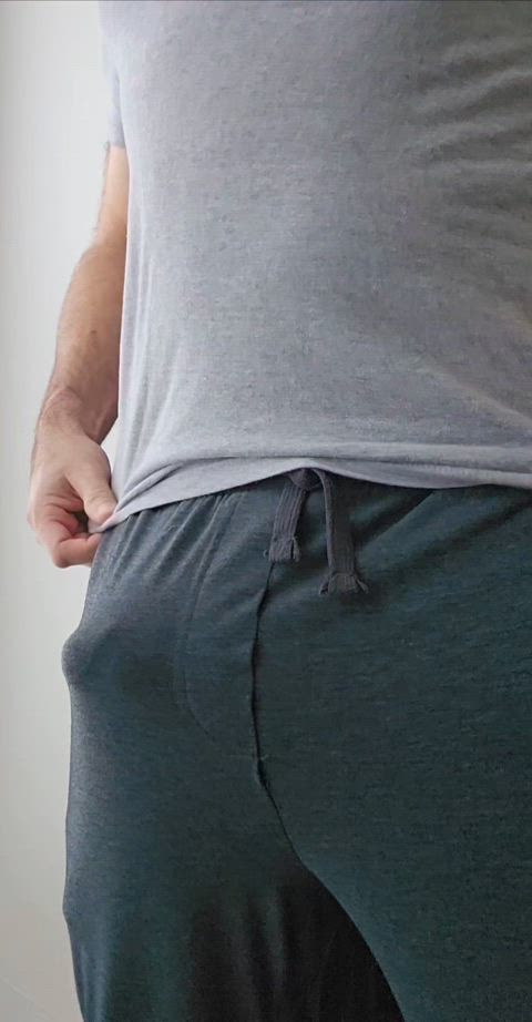 Does grey sweatpants gets you as horny as me?